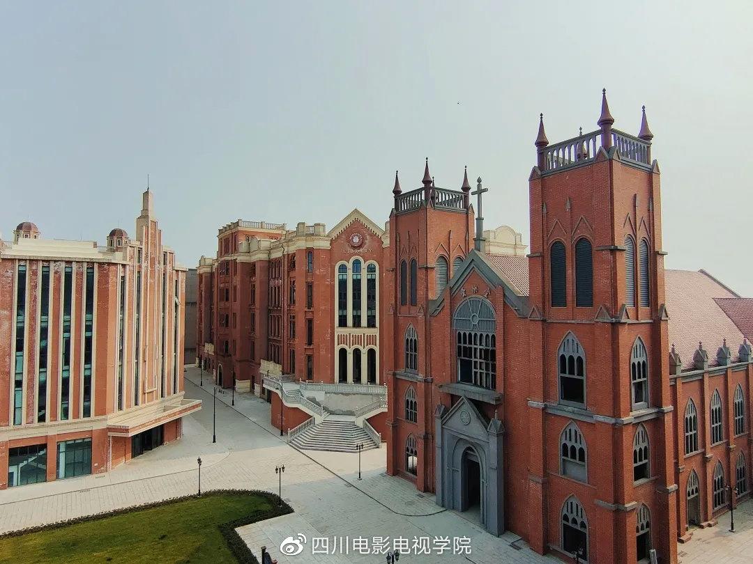 四川電影電視職業(yè)學院(女孩讀大專學什么專業(yè)比較好)-圖1